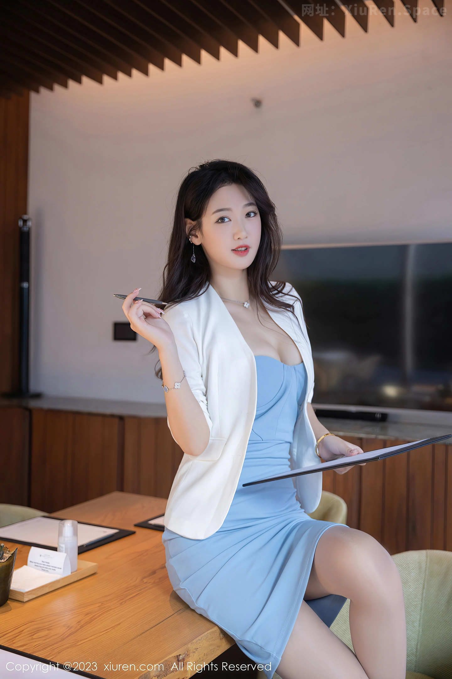 图片[6]-[XiuRen秀人网] 2023.03.06 VOL.6368 唐安琪 白色外套与灰色抹胸连衣裙加肉丝美腿性感私房写真集-秀人网官方网站